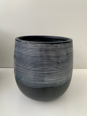 Macetero Líneas Negro Cilíndrico