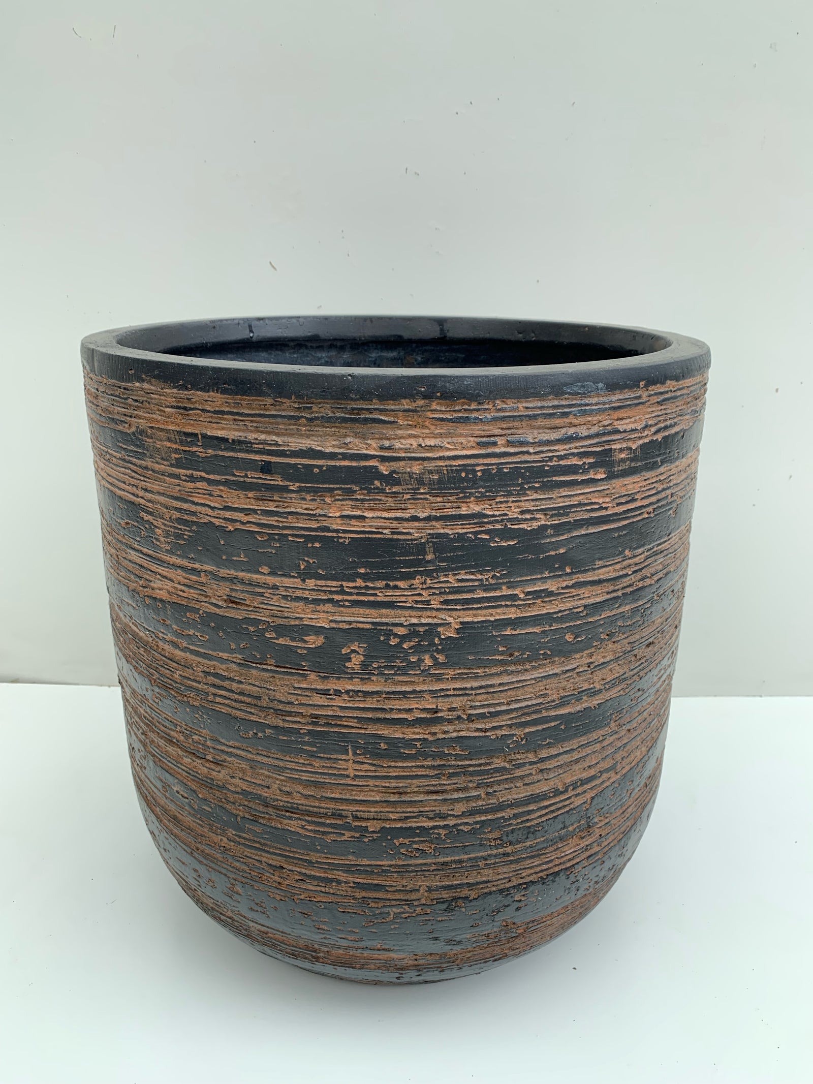 Macetero Rústico Líneas Café - Cilíndrico