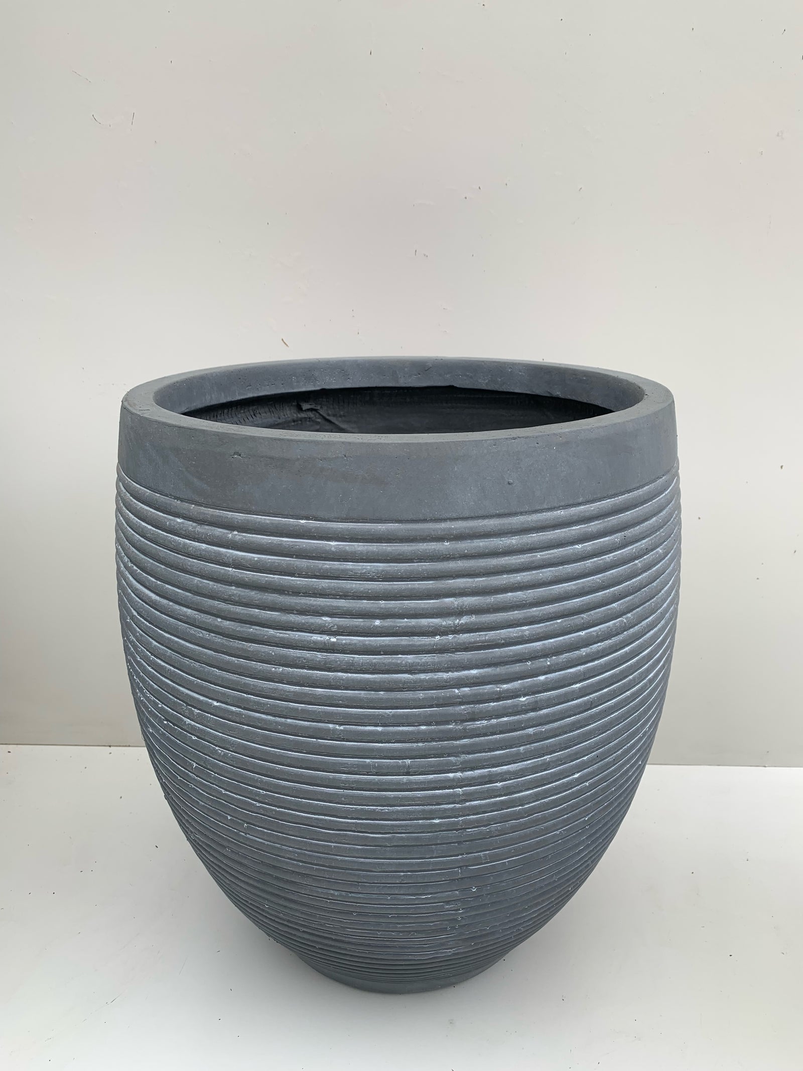 Macetero Líneas Gruesas Gris - Cilíndrico