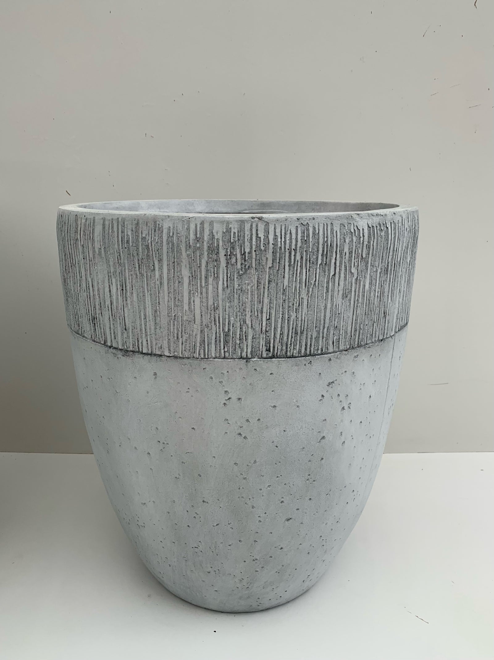 Macetero Estriado Gris - Cilíndrico