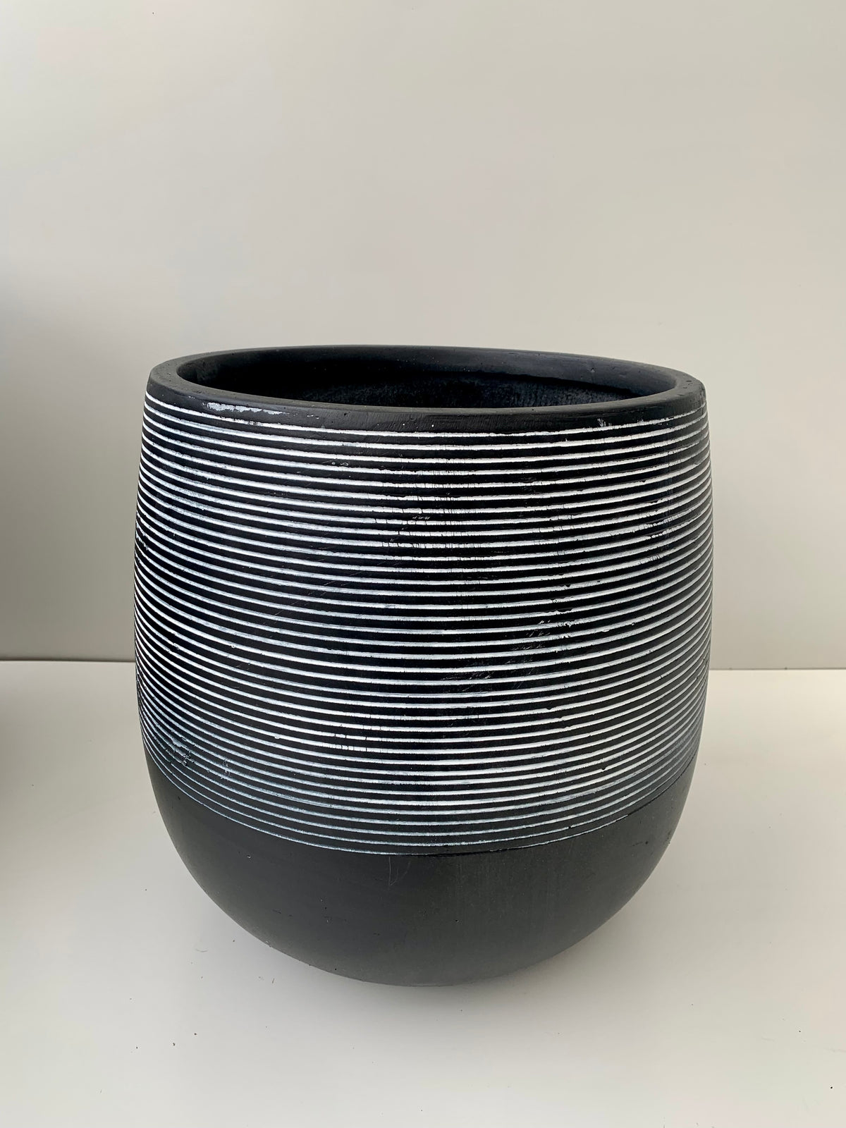 Macetero Líneas Negro Cilíndrico