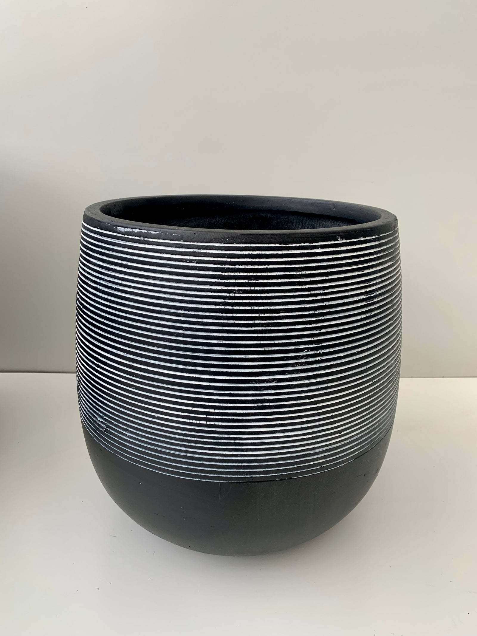 Macetero Líneas Negro Cilíndrico