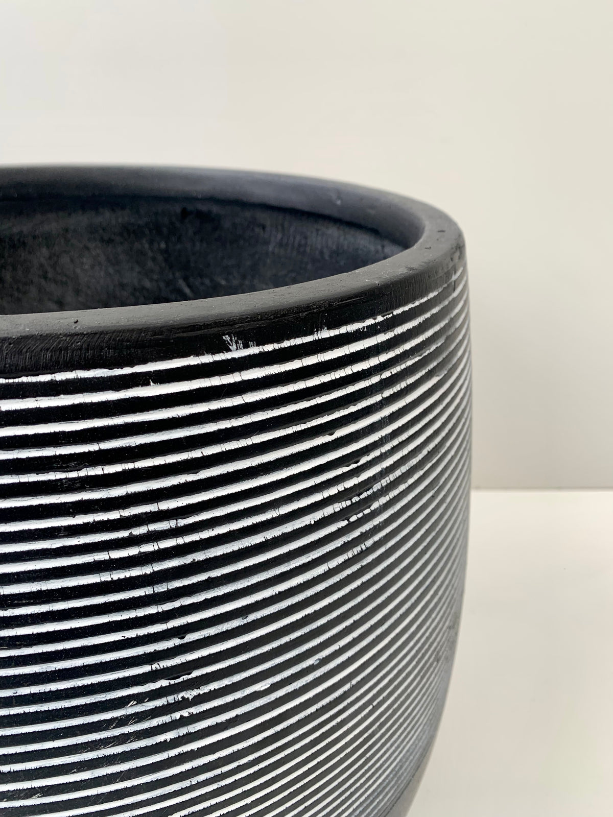 Macetero Líneas Negro Cilíndrico