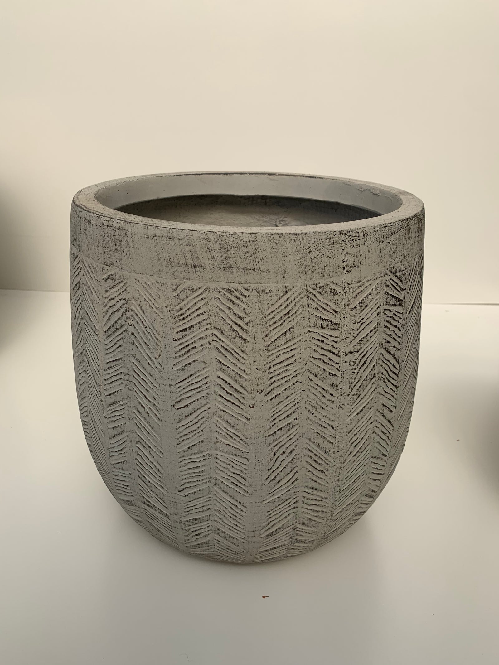 Macetero Flechas Gris Cilíndrico