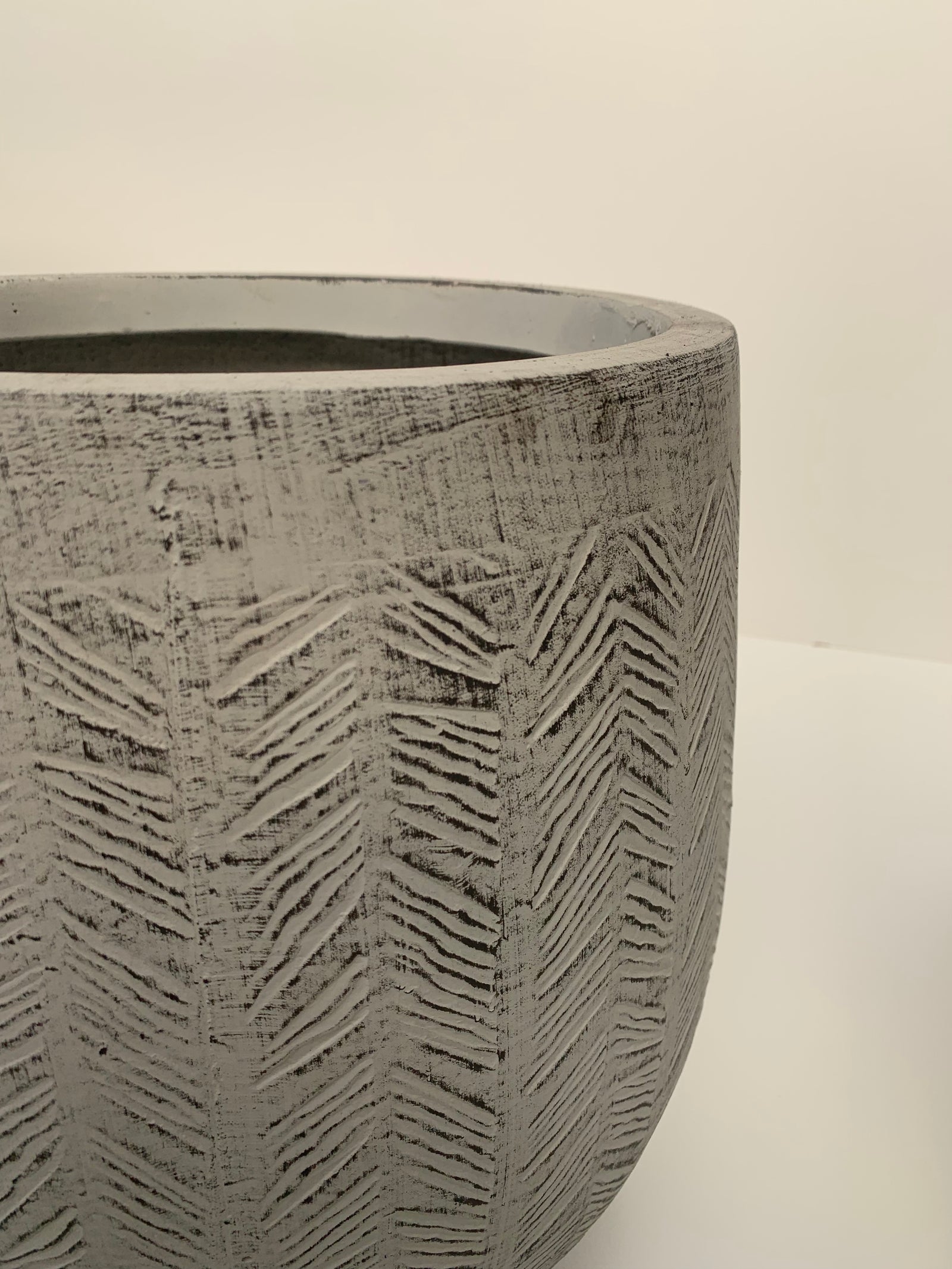 Macetero Flechas Gris Cilíndrico